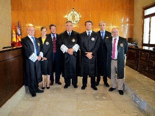 En el centro, el Fiscal Superior Bartomeu Barceló rodeado de los nuevos fiscales, sus padrinos y el teniente fiscal Ladislao Roig